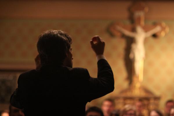 Dirigent mit Kruzifix